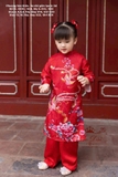 Áo dài gấm đỏ mẹ M