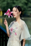 Áo dài ren thêu, quần kem