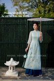 Áo dài tơ xanh thêu hoa, quần xanh