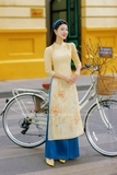 Áo dài tơ vàng mơ kết hoa, quần xanh
