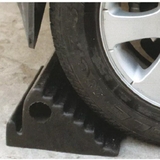 Chèn bánh xe tam giác bằng cao su 5 tấn CC-D28