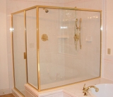 Mẫu phòng tắm kính đẹp, sang trọng dùng phụ kiện inox mạ vàng cao cấp