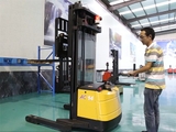 XE NÂNG ĐIỆN ĐỨNG LÁI 1.3-1.4 TẤN (CÀNG KÉO ĐẨY)
