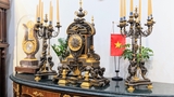 Đồng hồ chân nến đồng đen và có thiên thần