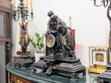 Đồng hồ chân nến 2 thiếu nữ đồng đen