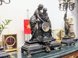 Đồng hồ chân nến 2 thiếu nữ đồng đen