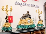 Đồng hồ chân nến đá malachite thiếu nữ
