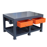 Bàn để khuôn mẫu trong nhà máy