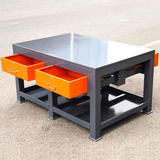 Bàn để khuôn mẫu trong nhà máy