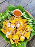 Gà ủ muối nguyên con có đầu có chân