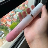 dildo-rung-thut-tu-dong-dieu-khien-smartphone-chan-de-gan-tuong-ranh-tay