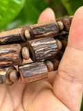 Vòng tay trầm hương tự nhiên rục dầu Việt kiểu thô - Chuẩn Trầm