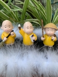 Bộ ba chú tiểu áo vàng ngộ nghĩnh đang quét rác