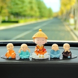 Tượng chú tiểu gật đầu đội nón áo cam cưỡi mây