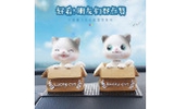Mèo ngồi hộp giấy đầu lắc lư