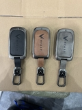 Bộ ốp kim loại lưng da + móc khoá dây da hãng Vinfast