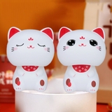 Chú mèo may mắn Lucky Cat gật gù đáng yêu
