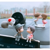 Đôi Tình Nhân Bé Nhỏ Ngồi Trang Trí Màn Hình DVD Oto