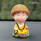Chú tiểu Tu Sĩ áo vàng đội nón cầm quả táo