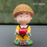 Chú tiểu Tu Sĩ áo vàng đội nón cầm quả táo