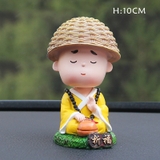 Chú tiểu Tu Sĩ áo vàng đội nón cầm quả táo