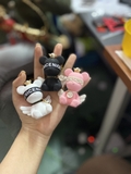 Gấu bịt mắt có đôi cánh thiên thần cài cửa gió ô tô