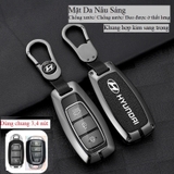 Bộ ốp kim loại lưng da + móc khoá dây da hãng Hyundai