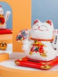 Chú mèo thần tài vẫy tay bằng năng lượng mặt trời