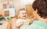Bé 6 tháng tuổi đã biết làm gì?