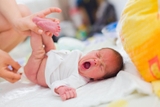 Dấu hiệu nhận biết nhu cầu của trẻ sơ sinh