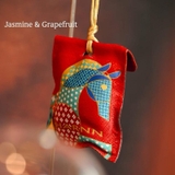 Túi thơm hương hoa nhài và bưởi, túi thơm hương Cam Bergamot và Hoa Huệ Tây, Túi thơm hương hoa hồng và hổ phách - HOME AMBIENCE - HARNN LUCKY JOURNEY AROMATIC CHARM SET (LUNAR 2026) - GB02914