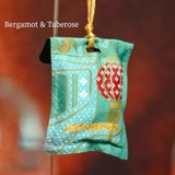 Túi thơm hương hoa nhài và bưởi, túi thơm hương Cam Bergamot và Hoa Huệ Tây, Túi thơm hương hoa hồng và hổ phách - HOME AMBIENCE - HARNN LUCKY JOURNEY AROMATIC CHARM SET (LUNAR 2026) - GB02914