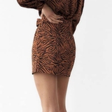 Chân váy hoạ tiết báo kèm belt