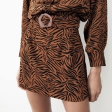 Chân váy hoạ tiết báo kèm belt