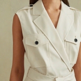 Jum REISS trắng sát nách cổ bẻ 2 hàng khuy