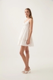 Váy AJE 2 dây trắng chun eo dáng ngắn