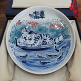 Dĩa Vẽ Tay Sứ Cảnh Đức Mèo và Cá đường kính 17 cm - D13