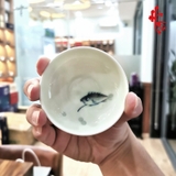 Tách Sứ Cảnh Đức Vẽ Tay Chú Cá - Trắng Kem