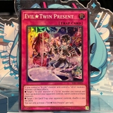 [ Bài Yugioh Chính Hãng ] SLF1-AE095 Evil Twin Present - Super Rare