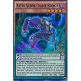 [ Bài Yugioh Chính Hãng ] Abyss Actor - Sassy Rookie - DESO-EN019 - Super Rare 1st Edition