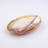 Đĩa hồng bọc hoa tây vàng