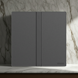 Bộ công tắc đôi nhà thông minh Simon M7 Gem smart Màu Xám 66E8002GTY-4D liền mạch và thẩm mỹ khi lắp đặt trên tường.