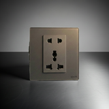 Bộ ổ cắm đôi 2 chấu và 3 chấu đa năng (10A 250V) Vuông Simon M7 Gem Diamond Gray mã 6610180G-4D-Tương Thích Đa Chuẩn (Universal) Phần ổ 3 chấu đa năng được thiết kế đặc biệt