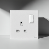 Bộ Ổ Cắm Đơn Kiểu Anh Kèm Công Tắc 2 Cực (13A 250V) Vuông Màu Trắng Simon M7 Gem Diamond White Mã 661383G-4F-giúp bề mặt ánh lên vẻ đẹp kim khí, quyền lực nhưng vẫn có chiều sâucủa thủy tinh