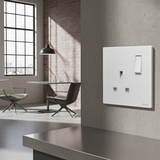 Bộ Ổ Cắm Đơn Kiểu Anh Kèm Công Tắc 2 Cực (13A 250V) Vuông Màu Trắng Simon M7 Gem Diamond White Mã 661383G-4F-với độ cứng lên đến 7H, mang lại khả năng chống trầy xước