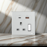 Bộ Ổ Cắm Đơn Kiểu Anh Kèm Sạc USB A+C Và Công Tắc 2 Cực Vuông Màu Bạc Simon M7 Gem Diamond Silver Mã 66E7255G-4E-Công nghệ Nano AF (Anti-Fingerprint) Lớp phủ Nano AF tiên tiến