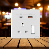 Bộ Ổ Cắm Đơn Kiểu Anh Kèm Sạc USB A+C Và Công Tắc 2 Cực Vuông Màu Trắng Simon M7 Gem Diamond White Mã 66E7255G-4F-Thiết kế với màn che bảo vệ tự động giúp phích cắm được giữ cực kỳ chắc chắn
