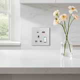 Bộ Ổ Cắm Đơn Kiểu Anh Kèm Sạc USB A+C Và Công Tắc Vuông Màu Trắng Simon M7 Gem Diamond White Mã 66E7254G-4F-Màu Bạc Diamond Silver với bề mặt kính mờ tạo cảm giác sờ mịn màng