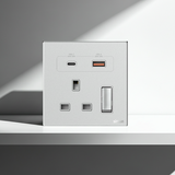Bộ Ổ Cắm Đơn Kiểu Anh Kèm Sạc USB A+C Và Công Tắc Vuông Màu Trắng Simon M7 Gem Diamond White Mã 66E7254G-4F-Sản phẩm tích hợp sẵn cụm sạc nhanh với 1 cổng USB-A và 1 cổng USB Type-C