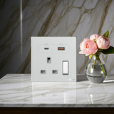 Bộ Ổ Cắm Đơn Kiểu Anh Kèm Sạc USB A+C Và Công Tắc Vuông Màu Trắng Simon M7 Gem Diamond White Mã 66E7254G-4F-Tích hợp công tắc nguồn ngay cạnh ổ cắm là đặc trưng của chuẩn an toàn Anh Quốc